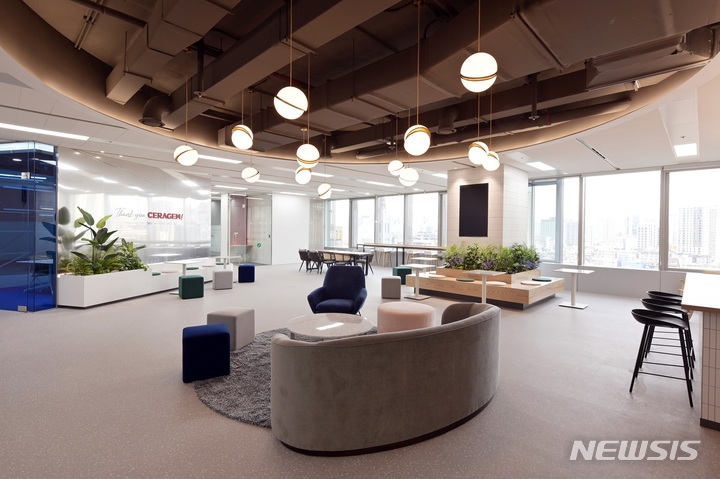 [서울=뉴시스]세라젬은 서울 역삼동 테헤란로 센터필드에 연면적 4000㎡(약 1210평) 규모의 ‘세라제머타운’을 열고 강남, 과천 등에 분산돼 있는 서울·경기 지역 임직원들을 한 곳에 모아 소비자 중심 경영의 주요 거점으로 운영한다고 밝혔다.(사진= 세라젬 제공) 2021.11.22