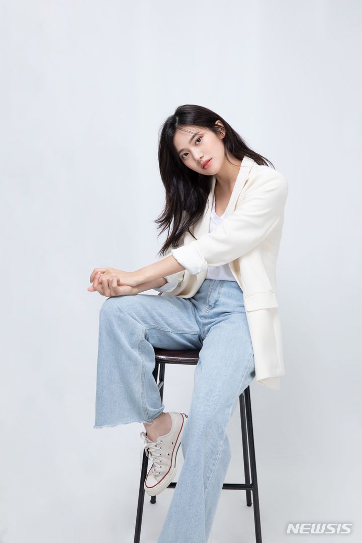 [서울=뉴시스] 가수 민서, 성장 에세이 '애정하는 사람' 출간 2021.11.19(사진=미스틱스토리 제공) photo@newsis.com*재판매 및 DB 금지