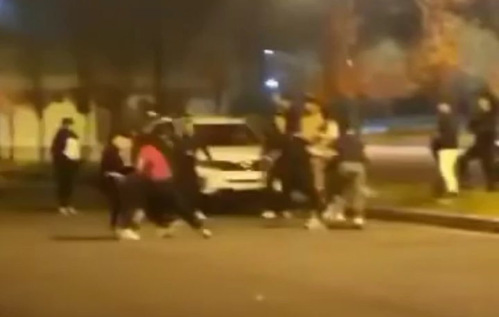 안동댐 주차장에서 안동과 예천지역 고3 학생들이 집단 난투극을 벌이고 있다. (사진=독자 제공) *재판매 및 DB 금지