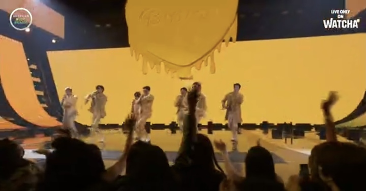 [서울=뉴시스] 방탄소년단 '아메리칸 뮤직 어워즈'의 '버터' 무대. 2021.11.22. (사진 = 왓챠 캡처) photo@newsis.com
