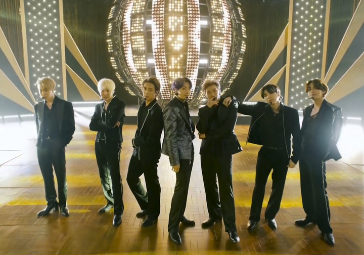 [로스앤젤레스=AP/뉴시스]NBC가 공개한 영상 사진에 그룹 방탄소년단(BTS)이 23일(현지시간) 미 캘리포니아주 로스앤젤레스(LA) 마이크로소프트 시어터에서 열린 '2021 빌보드 뮤직 어워드' 공연을 펼치고 있다. BTS는 시상식에는 직접 참석하지 못했으나 '다이너마이트'로 '톱 셀링 송'(Top Selling Song) 부문 상을 받은 것을 비롯해 '톱 듀오·그룹'(Top Duo·Group), '톱 송 세일즈 아티스트'(Top Song Sales Artist), '톱 소셜 아티스트'(Top Social Artist) 등을 수상해 4관왕을 달성했다. 2021.05.24. *재판매 및 DB 금지