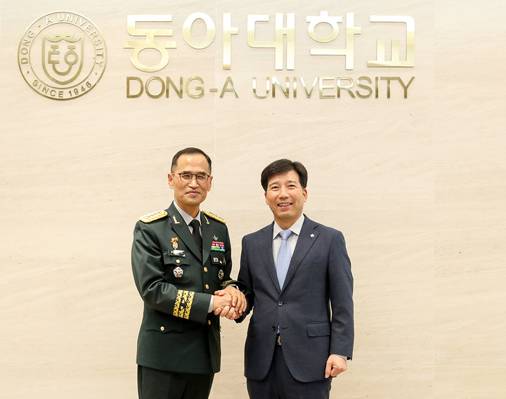 [부산=뉴시스] 이해우 동아대 총장과 남영신 육군참모총장. (사진=동아대 제공) *재판매 및 DB 금지