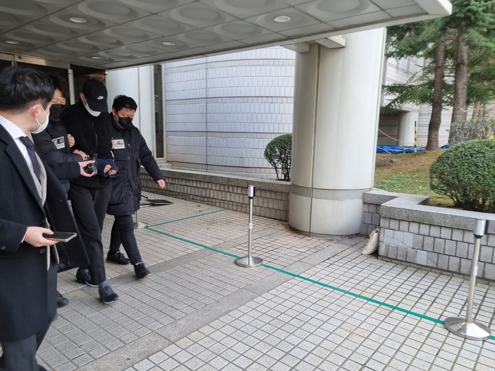 [서울=뉴시스]임하은 수습기자=스토킹 피해를 신고해 신변 보호를 받던 30대 여성을 흉기로 살해한 혐의를 받고 있는 30대 남성이 22일 오후 본인의 구속심사에 출석했다. 2021.11.22. rainy71@newsis.com *재판매 및 DB 금지