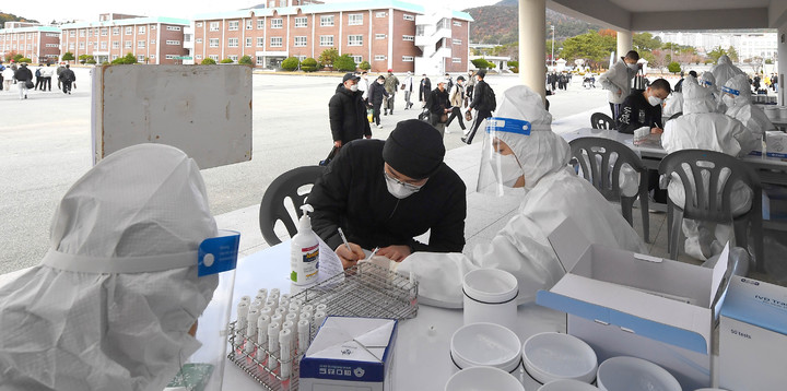 [창원=뉴시스] 강경국 기자 = 해군교육사령부 기초군사교육단에 입영한 입영 대상자들이 22일 PCR검사를 받기 전 문진표를 작성하고 있다. (사진=해군 제공). 2021.11.22. photo@newsis.com *재판매 및 DB 금지