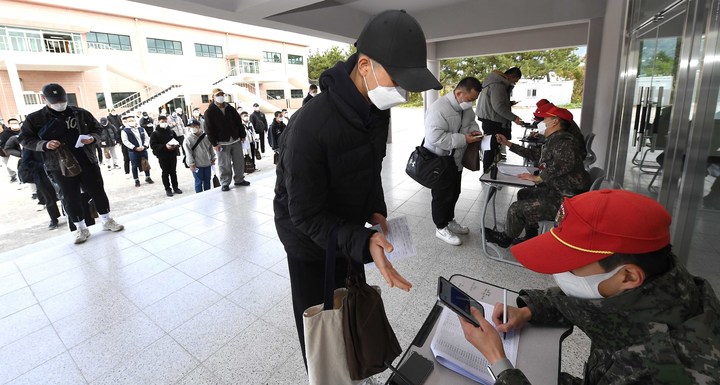 [창원=뉴시스] 강경국 기자 = 해군교육사령부 기초군사교육단에 입영한 입영 대상자들이 22일 코로나19 예방접종 증명서를 확인받고 있다. (사진=해군 제공). 2021.11.22. photo@newsis.com *재판매 및 DB 금지