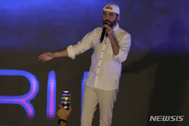 [산타마리아 미지타(엘살바도르)=AP/뉴시스]지난해 11월20일 암호화폐 투자자 총회 폐막식에 참석한 나이브 부켈레 엘살바도르 대통령. 2021.01.14.photo@newsis.com