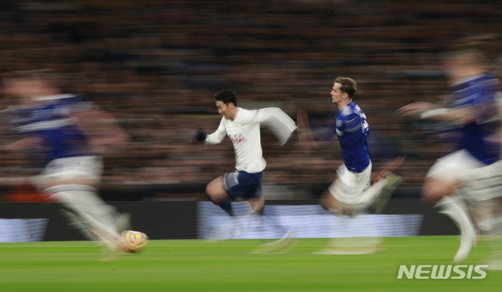[런던=AP/뉴시스]손흥민이 엄청난 속도로 돌파를 하고 있다. 2021.11.21.