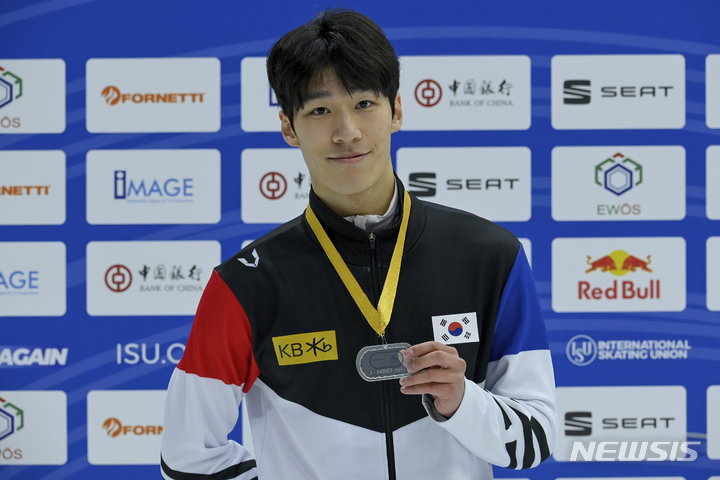 [데브레첸=AP/뉴시스] 황대헌이 21일(현지시간) 헝가리 데브레첸의 포닉스 아레나에서 열린 2021-22 국제빙상연맹(ISU) 쇼트트랙 월드컵 3차 남자 1000m에서 우승하며 금메달을 목에 걸고 포즈를 취하고 있다. 1분25초425로 1위를 차지한 황대헌은 월드컵 1차 남자 1000m, 2차 남자 500m 우승에 이어 3개 대회 연속 금메달을 따냈다. 2021.11.22.