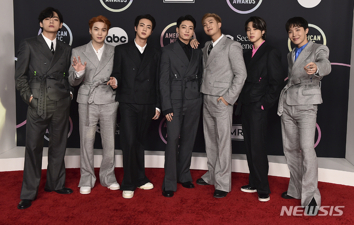 [로스앤젤레스=AP/뉴시스] 그룹 방탄소년단(BTS)이 21일(현지시간) 미 캘리포니아주 로스앤젤레스의 마이크로소프트 극장에서 열린 ‘아메리칸 뮤직 어워즈’(American Music Awards·AMA)에 도착해 포토타임을 갖고 있다. BTS는 3년 연속 ‘페이버릿 팝 듀오 오어 그룹’(Favorite Pop Duo or Group) 부문에서 수상했다. 2021.11.22.