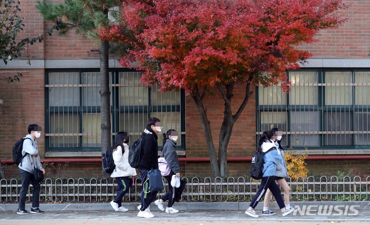 [서울=뉴시스] 사진공동취재단 = 전국 초·중·고교 전면등교가 실시된 지난 22일 오전 서울 강서구 염창중학교에서 학생들이 등교를 하고 있다. 2021.11.22. photo@newsis.com
