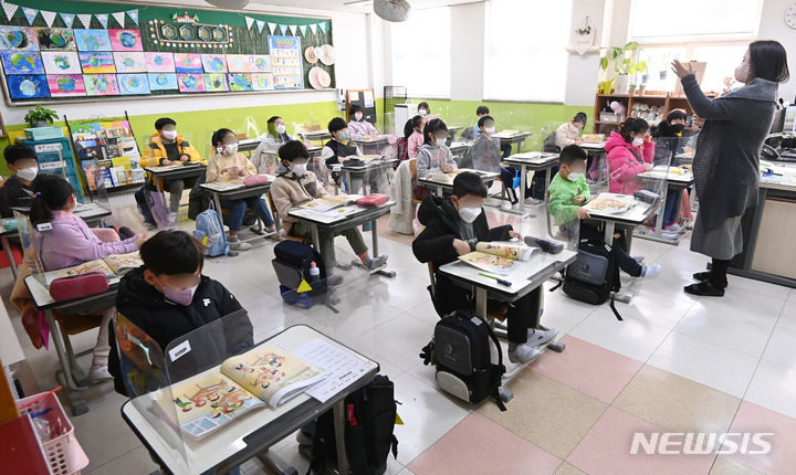 [수원=뉴시스] 김종택기자 = 단계적 일상회복(위드 코로나)으로 수도권을 비롯한 전국의 유·초중고 학교에서 전면등교가 실시된 22일 오전 경기도 수원시 권선구 일월초등학교 교실에서 대면 수업이 진행되고 있다. 2021.11.22. jtk@newsis.com
