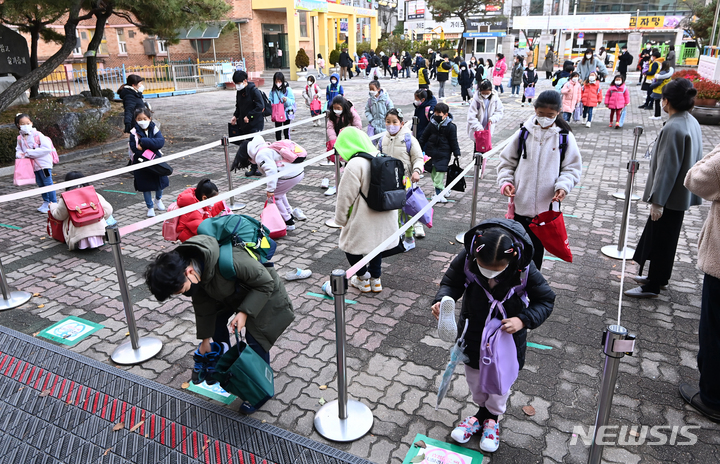 [수원=뉴시스] 김종택기자 = 단계적 일상회복(위드 코로나)으로 수도권을 비롯한 전국의 유·초중고 학교에서 전면등교가 실시된 22일 오전 경기도 수원시 권선구 일월초등학교에서 학생들이 등교하고 있다. 2021.11.22. jtk@newsis.com