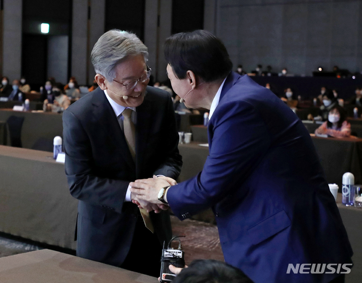 [서울=뉴시스] 국회사진기자단 = 이재명 더불어민주당 대선 후보와 윤석열 국민의힘 대선 후보가 22일 서울 광진구 그랜드워커힐서울에서 열린 글로벌리더스포럼 2021에 참석해 인사하고 있다. 2021.11.22. photo@newsis.com