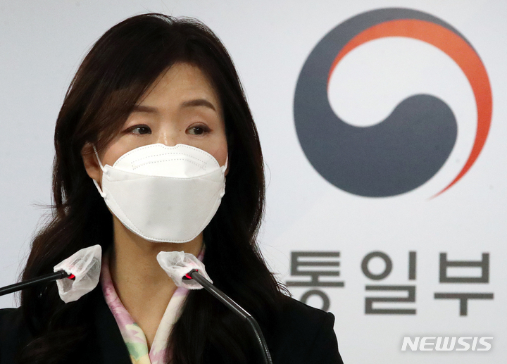 [서울=뉴시스] 김명원 기자=지난해 11월22일 이종주 통일부 대변인이 서울 종로구 정부서울청사에서 현안 관련 정례브리핑을 하고 있다. 2021.11.22. kmx1105@newsis.com