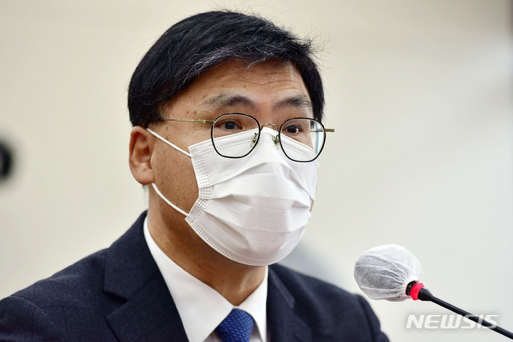 [서울=뉴시스] 최동준 기자 = 김의철 한국방송공사 사장 후보자가 22일 서울 여의도 국회 과학기술정보방송통신위원회에서 열린 인사청문회에서 질의에 답변하고 있다. (공동취재사진) 2021.11.22. photo@newsis.com