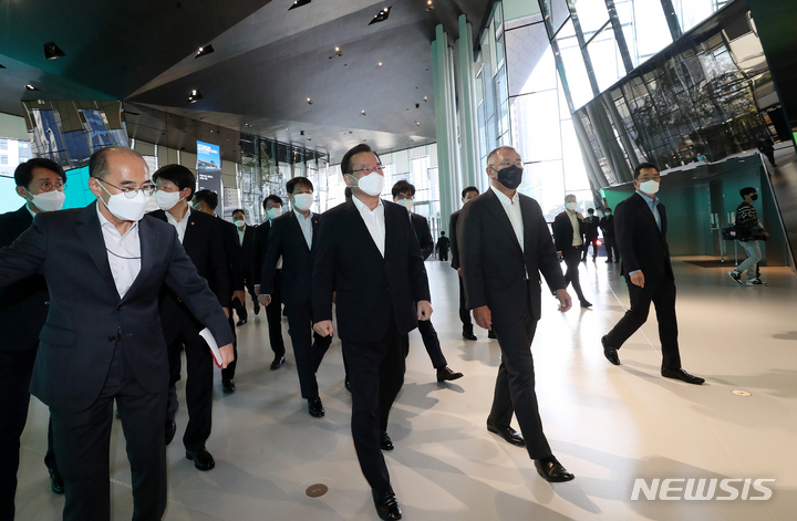 [고양=뉴시스] 김명원 기자 = 김부겸 국무총리와 정의선 현대자동차그룹 회장이 22일 오전 경기 고양시 현대 모터스튜디오 고양에서 열린 청년희망ON 프로젝트에 참석하고 있다. (공동취재사진) 2021.11.22. photo@newsis.com