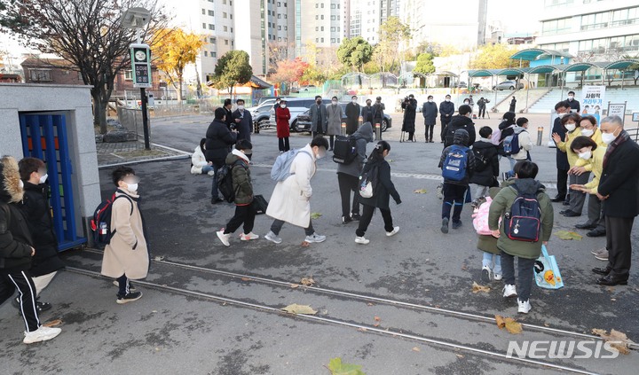 [서울=뉴시스] 사진공동취재단 = 초중고 전면 등교가 시행된 지난 22일 오전 서울 용산구 효창동 금양초등학교에서 학생들이 등교하고 있다. 2021.11.26. photo@newsis.com