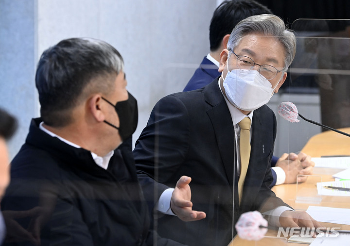 [서울=뉴시스] 국회사진기자단 = 이재명 더불어민주당 대선 후보가 지난 22일 서울 영등포구 한국노총을 방문해 간담회를 하고 있다. 2021.11.22. photo@newsis.com