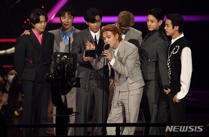 [로스앤젤레스=AP/뉴시스] 그룹 방탄소년단(BTS)이 21일(현지시간) 미 캘리포니아주 로스앤젤레스의 마이크로소프트 극장에서 열린 ‘아메리칸 뮤직 어워즈’(American Music Awards·AMA)에 참석해 '올해의 아티스트'상을 받고 있다. 2021.11.22.