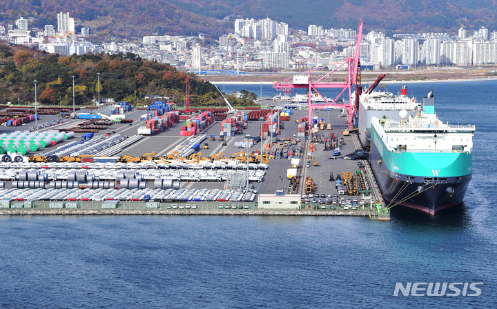 [창원=뉴시스] 차용현 기자 = 경남 창원시 마산가포신항에서 선적 및 하역작업이 진행되고 있다. 2021.11.22. con@newsis.com 