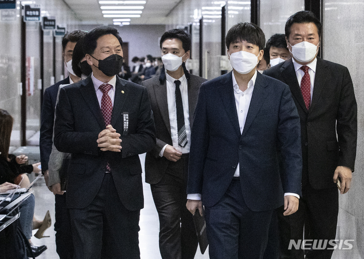 [서울=뉴시스] 전신 기자 = 이준석 국민의힘 대표가 22일 서울 여의도 국회에서 열린 최고위원회의에 참석하고 있다. (공동취재사진) 2021.11.22. photo@newsis.com