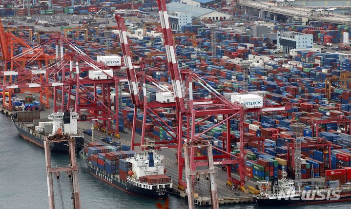 [부산=뉴시스] 하경민 기자 = 부산 남구 감만부두에서 컨테이너 선적 및 하역작업이 진행되고 있다. 2021.11.22. yulnetphoto@newsis.com