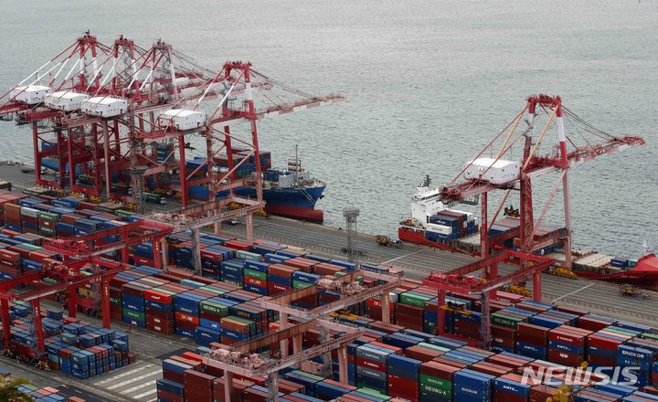 [부산=뉴시스] 하경민 기자 = 부산 남구 신선대부두에서 컨테이너 선적 및 하역작업이 진행되고 있다. 2021.11.22. yulnetphoto@newsis.com