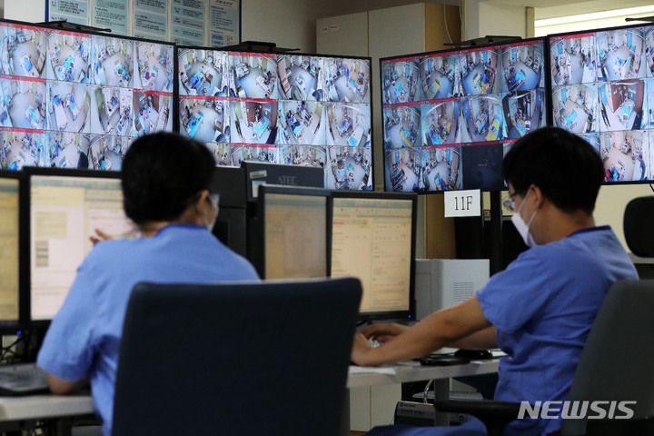 [서울=뉴시스] 백동현 기자 = 22일 오후 서울 중랑구 서울의료원 코로나19 종합상황실에서 의료진들이 업무를 보고 있다. 이날 보건복지부 중앙사고수습본부(중수본)에 따르면 현재 하루 이상 병상 대기자는 수도권만 총 907명이다. 비수도권 병상 대기자는 없다. 2021.11.22. livertrent@newsis.com