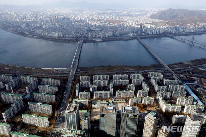 [서울=뉴시스] 김병문 기자 = 올해분 종합부동산세(종부세) 고지서가 발송되는 22일 오후 서울 송파구 롯데월드타워 서울스카이에서 아파트 단지가 내려다보이고 있다. 2021.11.22. dadazon@newsis.com