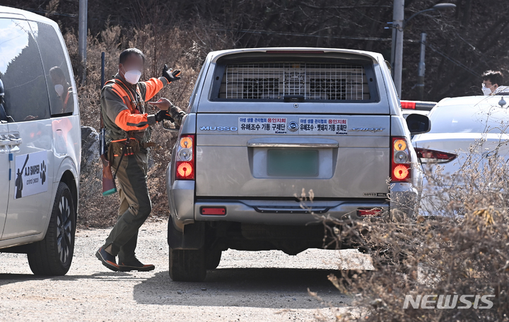 [용인=뉴시스] 김종택기자 = 22일 경기도 용인시 이동읍 천리 한 야산에서 관계자들이 사육농장에서 탈출한 반달가슴곰을 포획하기 위해 이동하고 있다. 2021.11.22. jtk@newsis.com