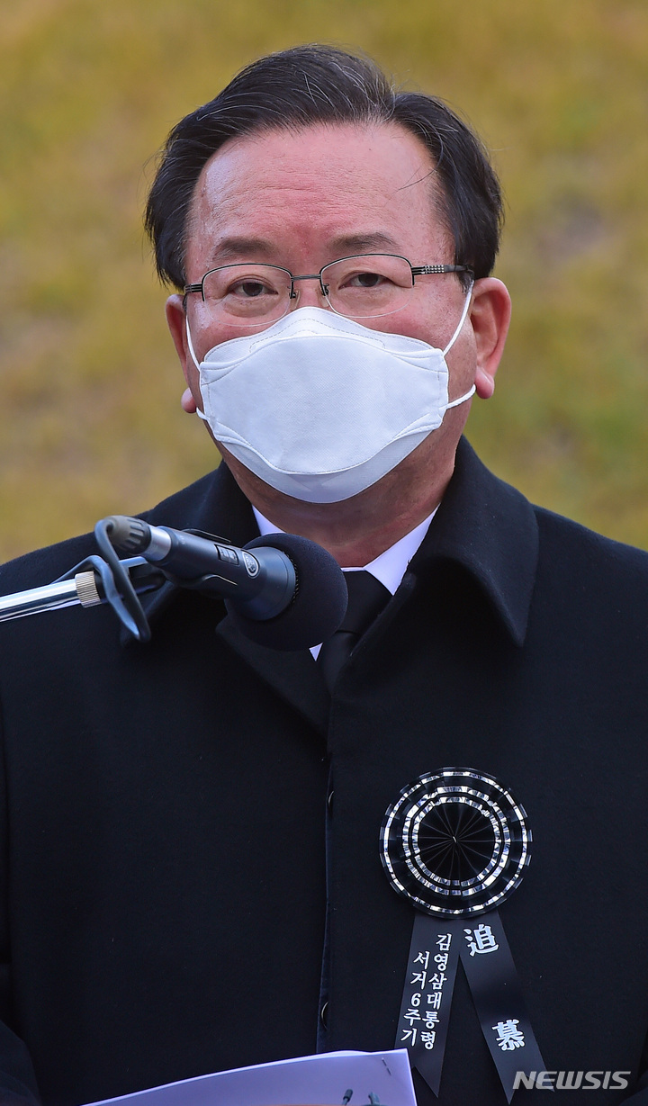 [서울=뉴시스] 국회사진기자단 = 김부겸 국무총리가 지난해 11월22일 서울 동작구 국립서울현충원 내 김영삼 전 대통령 묘역에서 열린 6주기 추모식에서 추모사를 하고 있다. 2021.11.22. photo@newsis.com