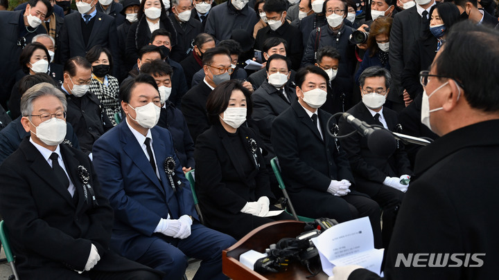 [서울=뉴시스] 국회사진기자단 = 이재명(왼쪽부터) 더불어민주당 대선 후보, 윤석열 국민의힘 대선 후보, 심상정 정의당 대선 후보, 안철수 국민의당 대선 후보, 김동연 새로운물결(가칭) 대선 후보가 22일 서울 동작구 국립서울현충원 고 김영삼 전 대통령 묘역에서 열린 서거 6주기 추도식에서 김부겸 국무총리의 추도사를 듣고 있다. 2021.11.22. photo@newsis.com