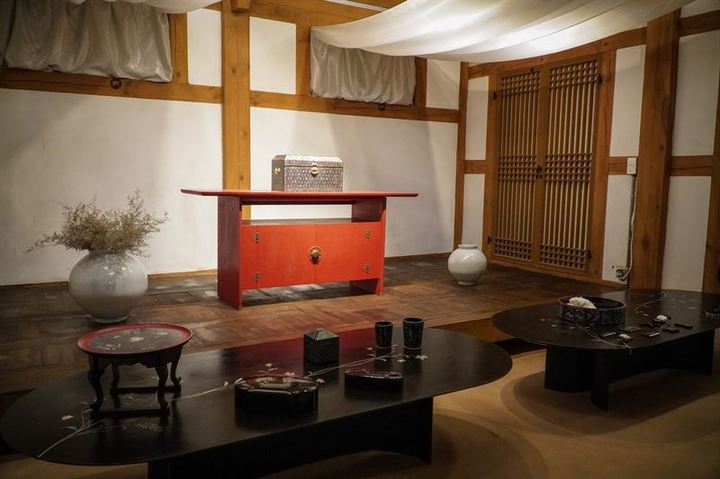 [통영=뉴시스] 신정철 기자= (재)통영한산대첩문화재단은 2022 제1회 통영국제트리엔날레 사전전시 '통제영:12공방 프로젝트-12공방의 오늘'을 통영시 문화동 통제영 일대에서 오는 28일까지 개최한다. 사진은 국가무형문화재 나전장 장철영 이수자의 전시작품.(사진=통영한산대첩문화재단 제공).2021.11.23. photo@newsis.com *재판매 및 DB 금지