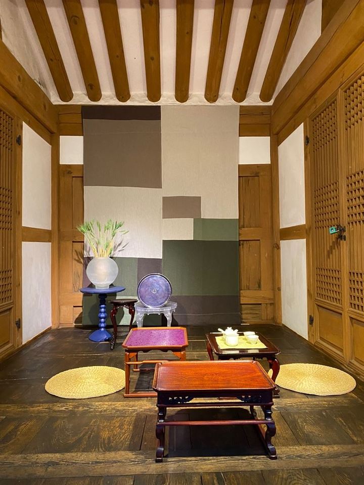 [통영=뉴시스] 신정철 기자= (재)통영한산대첩문화재단은 2022 제1회 통영국제트리엔날레 사전전시 '통제영:12공방 프로젝트-12공방의 오늘'을 통영시 문화동 통제영 일대에서 오는 28일까지 개최한다. 사진은 국가무형문화재 소반장 기능보유자 추용호 장인의 전시작품.(사진=통영한산대첩문화재단 제공).2021.11.23. photo@newsis.com *재판매 및 DB 금지