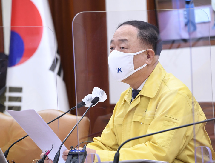 [세종=뉴시스] 홍남기 경제부총리 겸 기획재정부 장관이 23일 서울 광화문 정부서울청사에서 열린 '제48차 비상경제 중앙대책본부 회의'를 주재, 모두발언을 하고 있다. (사진=기재부 제공) *재판매 및 DB 금지