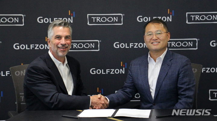 [서울=뉴시스] 지난달 미국 트룬 본사에서 진행된 미국 실내 골프 엔터테인먼트 산업 확대를 위한 MOU 체결식에 참석한 트룬 팀 샨츠(Tim Schantz·왼쪽) 최고경영자(CEO)와 골프존아메리카 임동진 대표이사가 기념사진을 촬영하고 있다. (사진=골프존 제공) 2021.11.23. photo@newsis.com