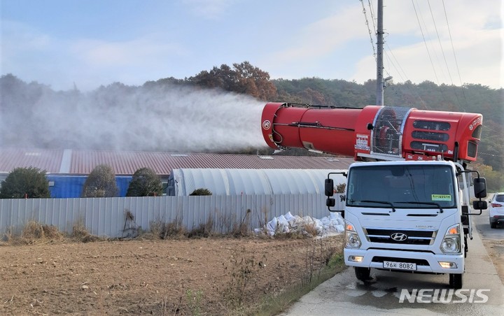 [제천=뉴시스] 이병찬 기자 = 용두산에서 발견한 멧돼지 사체의 아프리카돼지열병(ASF) 감염이 확인된 23일 충북 제천시가 축사 주변에 소독제와 기피제를 살포하고 있다.(사진=제천시 제공) 2021.11.23. photo@newsis.com *재판매 및 DB 금지