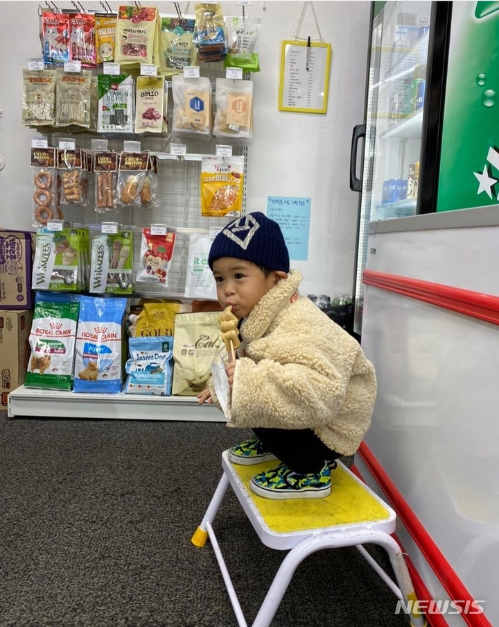 [서울=뉴시스] 강경준♥장신영 아들 정우, 야무진 어묵 먹방 2021.11.23(사진=강경준 SNS 제공) photo@newsis.com*재판매 및 DB 금지