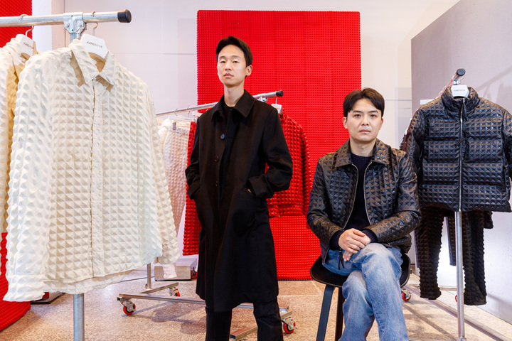 삼성물산 패션부문의 삼성패션디자인펀드(Samsung Fashion & Design Fund, 이하 SFDF)는 제 17회 SFDF 수상 자로 ‘KANGHYUK(강혁)’의 최강혁(사진 오른쪽), 손상락 디자이너를 선정했다고 23일 밝혔다. (사진/삼성물산 패션 제공) photo@newsis.com *재판매 및 DB 금지