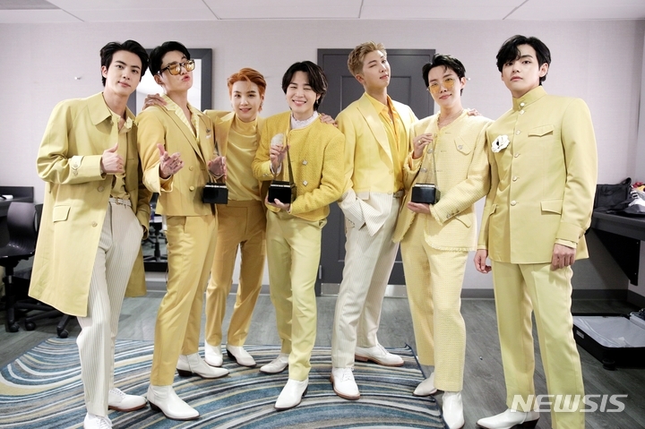[서울=뉴시스] 방탄소년단 '2021 AMA' 단체. 2021.11.22. (사진 = 빅히트뮤직 제공) photo@newsis.com