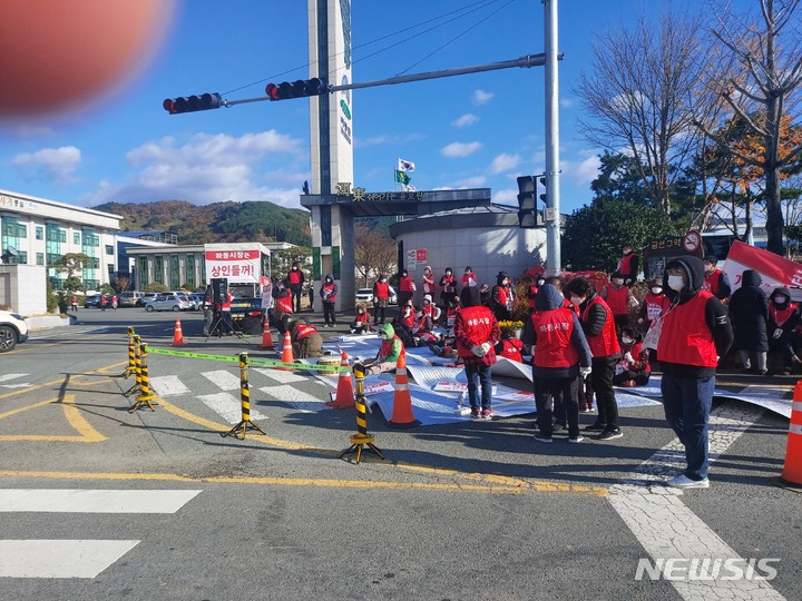 [하동=뉴시스]김윤관 기자=경남 하동시장번영회 상인 50여 명은 23일 하동군청 정문에서 집회를 갖고 시장번영회의 재산권 보장과 재임대, 양도·양수, 권리금 등을 인정해 줄 것을 요구했다. 2021.11.23. kyk@newsis.com 