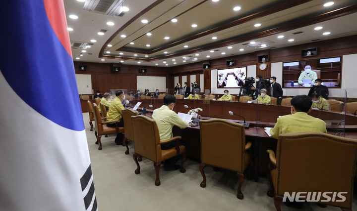 [서울=뉴시스] 김명원 기자 = 홍남기 경제부총리 겸 기획재정부 장관이 23일 오전 서울 종로구 정부서울청사에서 열린 제48차 비상경제 중앙대책본부(중대본) 회의에 참석해 발언하고 있다. 2021.11.23. kmx1105@newsis.com