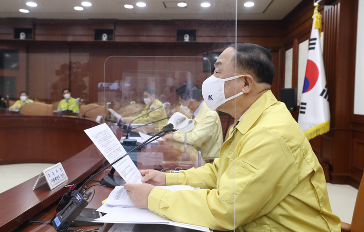 [서울=뉴시스] 김명원 기자 = 홍남기 경제부총리 겸 기획재정부 장관이 23일 오전 서울 종로구 정부서울청사에서 열린 제48차 비상경제 중앙대책본부(중대본) 회의에 참석해 발언하고 있다. (공동취재사진) 2021.11.23. photo@newsis.com