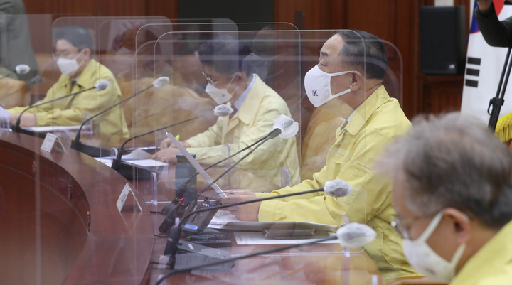 [서울=뉴시스] 김명원 기자 = 홍남기 경제부총리 겸 기획재정부 장관이 23일 오전 서울 종로구 정부서울청사에서 열린 제48차 비상경제 중앙대책본부(중대본) 회의에 참석해 발언하고 있다. (공동취재사진) 2021.11.23. photo@newsis.com