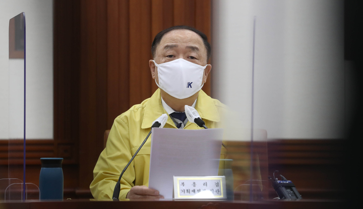 [서울=뉴시스] 김명원 기자 = 홍남기 경제부총리 겸 기획재정부 장관이 23일 오전 서울 종로구 정부서울청사에서 열린 제48차 비상경제 중앙대책본부(중대본) 회의에 참석해 발언하고 있다. (공동취재사진) 2021.11.23. photo@newsis.com