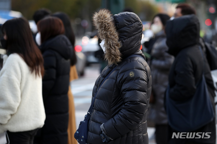 [서울=뉴시스] 조성우 기자 = 아침 기온이 영하 7도까지 떨어지는 등 추운 날씨를 보인 지난달 23일 오전 서울 종로구 세종대로 인근에서 시민들이 이동하고 있다. 2021.11.23. xconfind@newsis.com