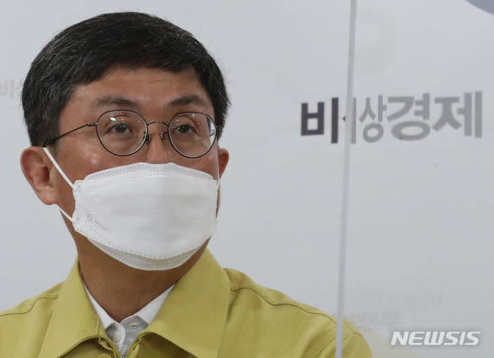 [서울=뉴시스] 김명원 기자 = 안도걸 기획재정부 제2차관이 23일 오전 서울 종로구 정부서울청사에서 열린 '소상공인 등 민생경제 지원방안 상세브리핑'에서 주요내용을 발표하고 있다. 2021.11.23. kmx1105@newsis.com