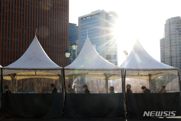 [서울=뉴시스] 백동현 기자 = 코로나19 신규 확진자가 2,699명으로 집계된 23일 오전 서울 중구 서울역광장 임시선별검사소에서 시민들이 검사를 받기 위해 대기하고 있다. 2021.11.23. livertrent@newsis.com