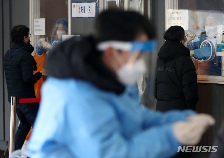 [서울=뉴시스] 백동현 기자 = 지난 23일 오전 서울 중구 서울역광장 임시선별검사소에서 의료진이 검체를 채취하고 있다. 2021.11.23. livertrent@newsis.com