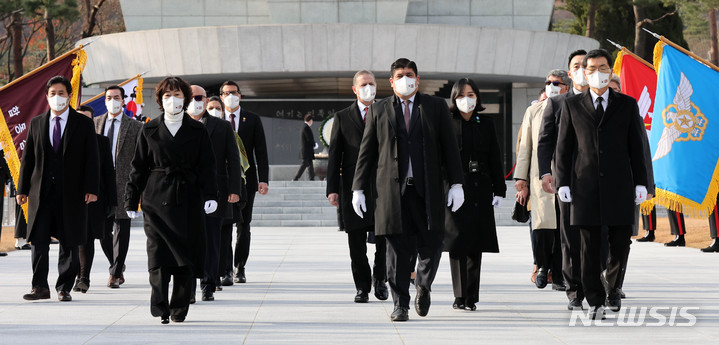 [서울=뉴시스] 고범준 기자 = 카를로스 알바라도 케사다 코스타리카 대통령이 23일 오전 서울 동작구 국립서울현충원 현충탑 참배를 마치고 이동하고 있다. 2021.11.23. bjko@newsis.com